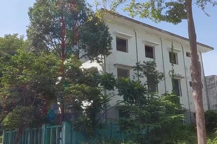 Sau 30 tháng tiếp nhận, Viện đã bỏ quên trách nhiệm quản lý khiến trụ sở làm việc bị đập phá, mất cắp, trở thành bãi rác ngay giữa khu "đất vàng" 