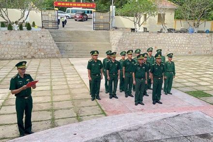 Sáng 27/7, Đồn Biên phòng cửa khẩu cảng An Thới tổ chức Lễ dâng hương, dâng hoa, tham quan, học tập truyền thống tại Khu di tích lịch sử Trại giam tù binh cộng sản Việt Nam/Phú Quốc.