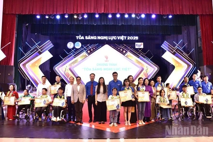 Đại diện Trung ương Đoàn, Trung ương Hội Liên hiệp Thanh niên Việt Nam và các ban, bộ, ngành, đoàn thể trao Bằng khen tặng những tấm gương "Tỏa sáng nghị lực Việt" năm 2025.