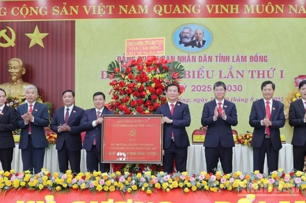 Bí thư Tỉnh ủy Lâm Đồng Y Thanh Hà Niê Kđăm tặng bức trướng của Ban Chấp hành Đảng bộ tỉnh Lâm Đồng chúc mừng đại hội.