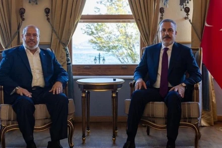 Ngoại trưởng Thổ Nhĩ Kỳ Hakan Fidan (phải) và thủ lĩnh Hamas Khalil al-Hayya tại cuộc gặp ở Istanbul, Thổ Nhĩ Kỳ, ngày 1/11/2025. (Ảnh: Anadolu Agency/TTXVN)