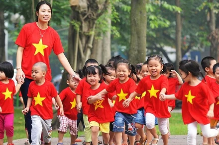 Dành tình cảm, sự quan tâm chăm sóc cho trẻ em là cách tốt nhất để phòng, chống bạo lực trẻ em. (Ảnh NGUYỄN ĐĂNG)