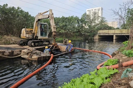 Khi người người, nhà nhà hân hoan đón Tết, những cán bộ công nhân thoát nước vẫn miệt mài cống hiến vì một Thủ đô luôn xanh-sạch-đẹp.
