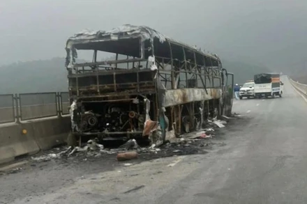 Hiện trường vụ tai nạn giao thông trên tuyến cao tốc Diễn Châu-Bãi Vọt vào đêm 2/1 khiến 1 người tử vong.