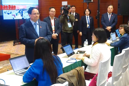 [Video] Thủ tướng thăm Trung tâm báo chí phục vụ Đại hội XIV của Đảng