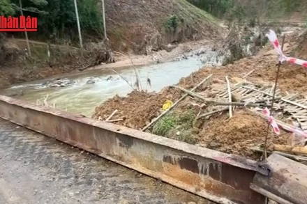 [Video] Người dân xã Sơn Hà, Quảng Ngãi vui mừng khi có cầu thép kiên cố sau lũ