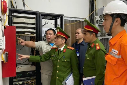 Lực lượng cảnh sát phòng cháy, chữa cháy và cứu nạn, cứu hộ kiểm tra thiết bị điện tại điểm bầu cử. 