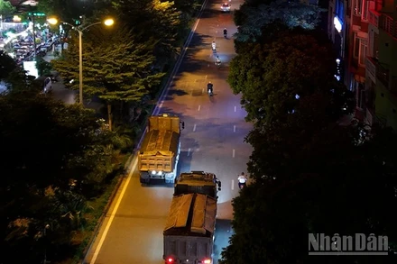 Xe tải quá khổ, quá tải trở thành nỗi lo sợ của người dân Thủ đô vào ban đêm. 