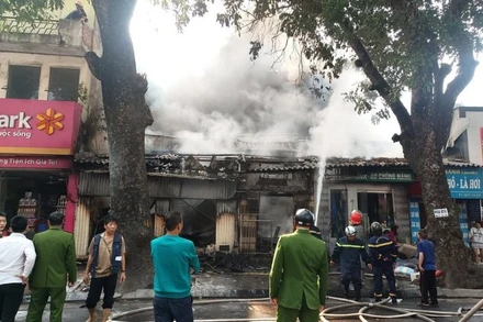 Lực lượng chức năng nhanh chóng có mặt tại hiện trường dập tắt đám cháy.