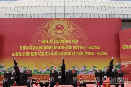 Dàn pháo lễ sẵn sàng "khai hỏa" cho buổi tổng hợp thứ 2 tại sân vận động quốc gia Mỹ Đình. (Ảnh: VĂN THỊNH)