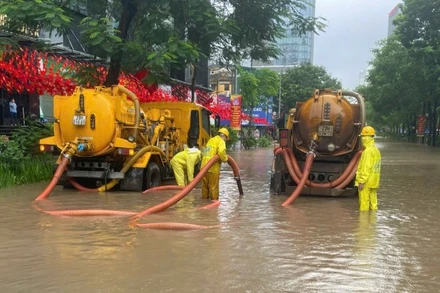 Xí nghiệp Thoát nước số 4 tăng cường xe hút cùng 2 xe của Xí nghiệp Thi công cơ giới phục vụ điểm ngập 165 Thái Hà.