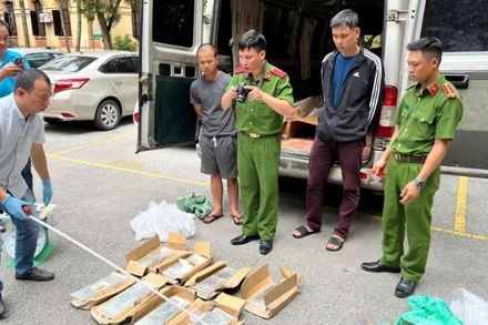 Lực lượng công an kiểm tra tang vật thu giữ.