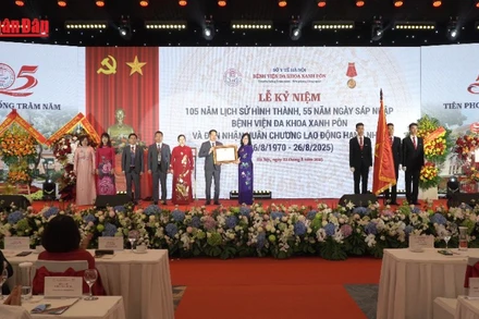 [Video] Bệnh viện Xanh Pôn đón nhận Huân chương Lao động hạng Nhất