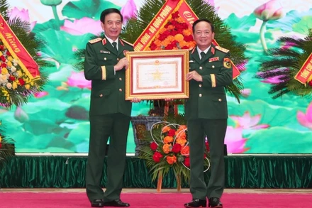 Thừa ủy quyền của Chủ tịch nước, đồng chí Đại tướng Trịnh Văn Quyết, Bí thư Trung ương Đảng, Chủ nhiệm Tổng cục Chính trị Quân đội nhân dân Việt Nam trao Huân chương Quân công hạng Nhất tặng đồng chí Đại tướng Phan Văn Giang, Ủy viên Bộ Chính trị, Phó Bí thư Quân ủy Trung ương, Bộ trưởng Quốc phòng. (Ảnh: Trọng Đức)