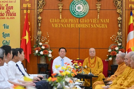 Đồng chí Nguyễn Trọng Nghĩa thăm, chúc mừng Giáo hội Phật giáo Việt Nam. (Ảnh: THẾ ĐẠI)