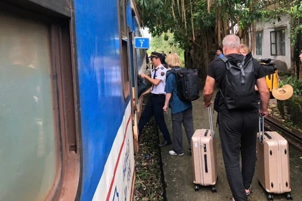 Có 4 chuyến tàu khách liên vận quốc tế và 21 chuyến tàu khách tuyến phía nam và phía tây phải tạm dừng do ảnh hưởng mưa bão.