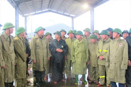 Thượng tướng Huỳnh Chiến Thắng, Ủy viên Trung ương Đảng, Phó tổng Tham mưu trưởng Quân đội nhân dân Việt Nam dẫn đầu đã đi kiểm tra công tác phòng, chống bão số 10 tại các địa phương Nghệ An và Hà Tĩnh.