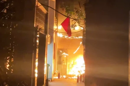 Vụ cháy xảy ra tại một căn nhà 2 tầng trong ngõ 175 Lạc Long Quân, phường Tây Hồ, Hà Nội. (Ảnh: MXH)