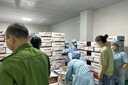 Lực lượng chức năng khám xét kho hàng của Công ty Z Holding. (Ảnh: Công an cung cấp)