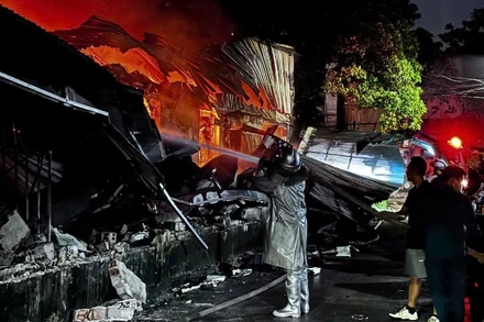 Hơn 700m2 nhà xưởng bị lửa thiêu rụi.