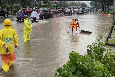 Sáng 27/8, Hà Nội có mưa vừa, mưa to khiến các điểm úng, ngập nước rút rất chậm.