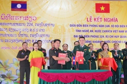 Đại diện lãnh đạo Đồn Biên phòng Nậm Càn và Đại đội Biên phòng 224 ký kết nghĩa.