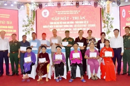 Trao tặng quà tặng các Mẹ Việt Nam Anh hùng.