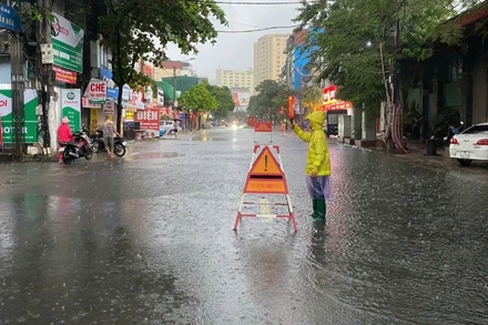 Xí nghiệp Thoát nước số 7 ứng trực trên đường Phùng Hưng.