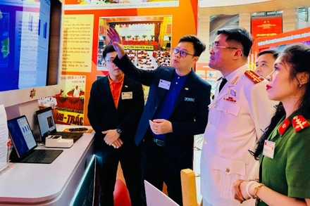 Đại diện Long Châu giới thiệu về Giải pháp Bản đồ dịch tễ và dược chất Việt Nam tới các đại biểu.