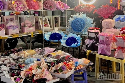 Các mặt hàng quà tặng ngày 8/3 được bày bán rộng khắp các tuyến phố. (Ảnh: YẾN PHƯƠNG )