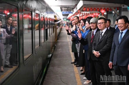 "Chuyến tàu hạnh phúc" chính thức khởi hành từ ga Hà Nội vào sáng 2/2. (Ảnh: THÀNH ĐẠT)