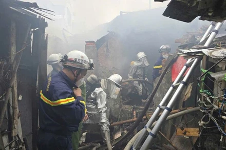 Lực lượng chức năng triển khai dập tàn, ngăn cháy lại.