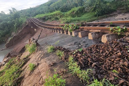 Do ảnh hưởng của bão số 13 gây mưa to, gió lớn trên khu vực từ Quảng Ngãi đến Tuy Hòa, một số đoạn đường sắt đã bị hư hỏng gây gián đoạn chạy tàu.