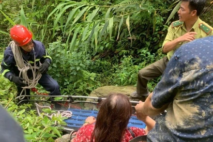 Lực lượng chức năng kịp thời cứu nạn 2 người rơi xuống vực tại Vườn quốc gia Ba Vì. (Ảnh: Công an thành phố Hà Nội)