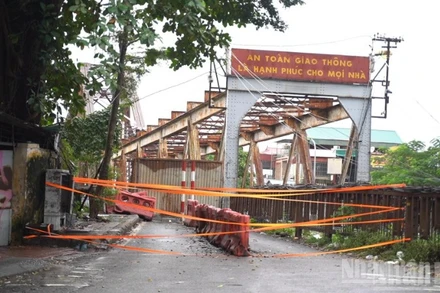 Cấm cầu Long Biên: Hàng dài phương tiện "chôn chân" giữa mưa vì ùn tắc
