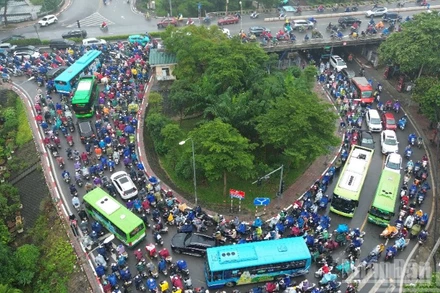 [Video] Cấm một chiều cầu Long Biên, giao thông qua cầu Chương Dương ùn ứ kéo dài