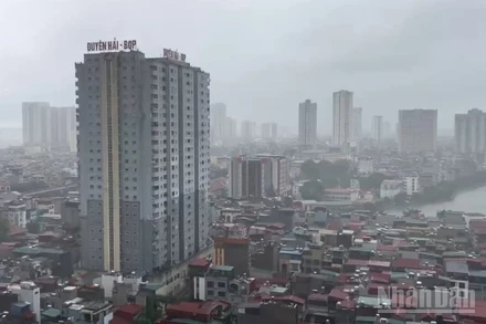 Hà Nội mưa to khiến giao thông nhiều nơi gặp khó khăn.