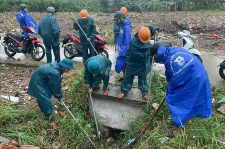 Đà Nẵng tập trung lực lượng, khơi thông cửa thu, mương thoát nước, chủ động ứng phó diễn biến của bão số 1. (Ảnh: HG)