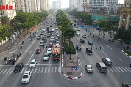 [Video] Hà Nội phân làn trên tuyến đường Võ Chí Công