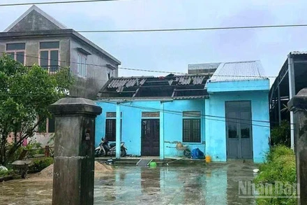 Thành phố Huế có hơn 70 nhà bị tốc mái do mưa dông