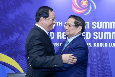 Thủ tướng Chính phủ Phạm Minh Chính gặp Thủ tướng Lào Sonexay Siphandone. (Ảnh: Nhật Bắc/VGP)