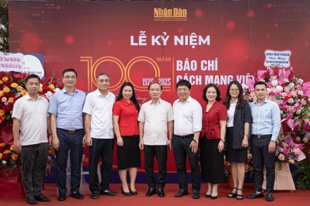 Báo Nhân Dân đón nhận những tình cảm tốt đẹp của các cơ quan, đơn vị nhân kỷ niệm 100 năm Ngày Báo chí Cách mạng Việt Nam. (Ảnh: SƠN TÙNG)
