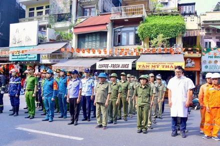 Lực lượng thường trực chữa cháy, cứu nạn, cứu hộ tại tuyến phố đi bộ ra mắt nhân dân. (Ảnh: Công an thành phố Hà Nội)