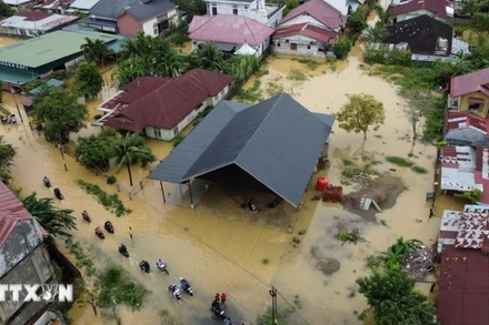 Khu vực bị ngập lụt tại tỉnh Aceh, Indonesia ngày 27/11/2025. (Ảnh: THX/TTXVN)