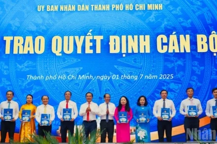 Ủy ban nhân dân Thành phố đã công bố và trao 151 quyết định bổ nhiệm Giám đốc, Phó Giám đốc các sở, ngành là cơ quan chuyên môn của Thành phố.