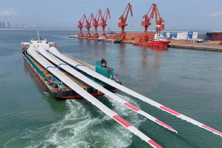 Vận chuyển cánh quạt điện gió trên biển ở Cảng Sơn Đông, Trung Quốc. (Ảnh: Tân Hoa xã)