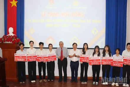 Trao học bổng cho các sinh viên vượt khó.