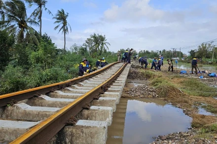 Dự kiến thông tuyến đường sắt qua Nam Trung Bộ vào tối 25/11.