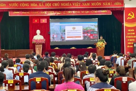 Lực lượng chức năng hướng dẫn cơ sở khai báo, cập nhật thông tin của cơ sở thuộc diện quản lý về phòng cháy, chữa cháy và cứu nạn, cứu hộ. (Nguồn: Công an thành phố Hà Nội)