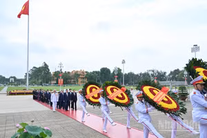 Các đồng chí lãnh đạo, nguyên lãnh đạo Đảng, Nhà nước vào Lăng viếng Chủ tịch Hồ Chí Minh.